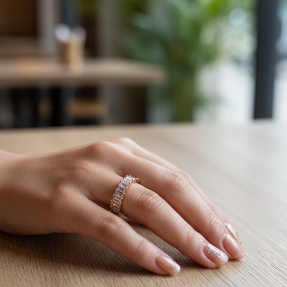 Elegant Gold Women's Ring with Sparkling Stones